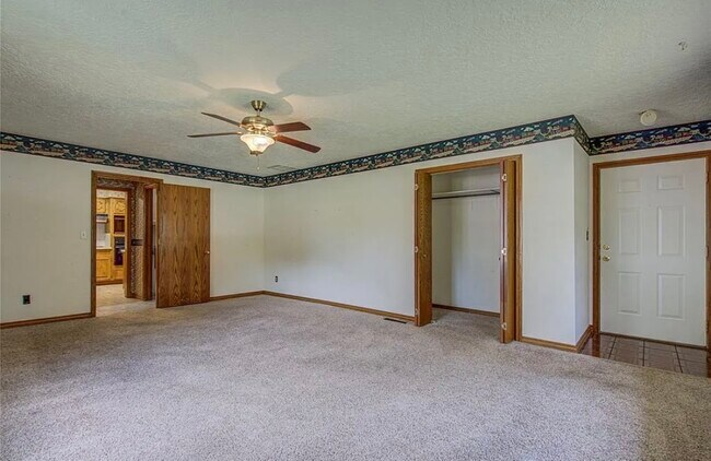 Building Photo - 610 N 6th Ave