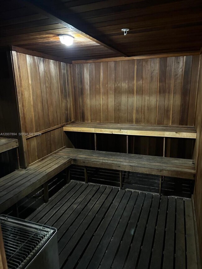 Building Photo - 2655 Collins Ave