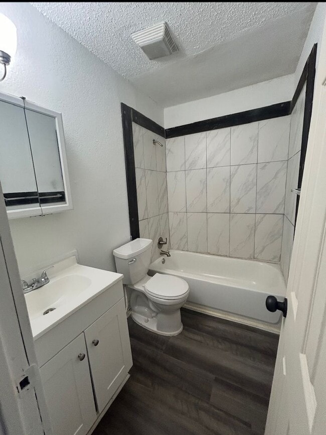 Building Photo - Newly Updated 2 Bed / 1 Bath Duplex