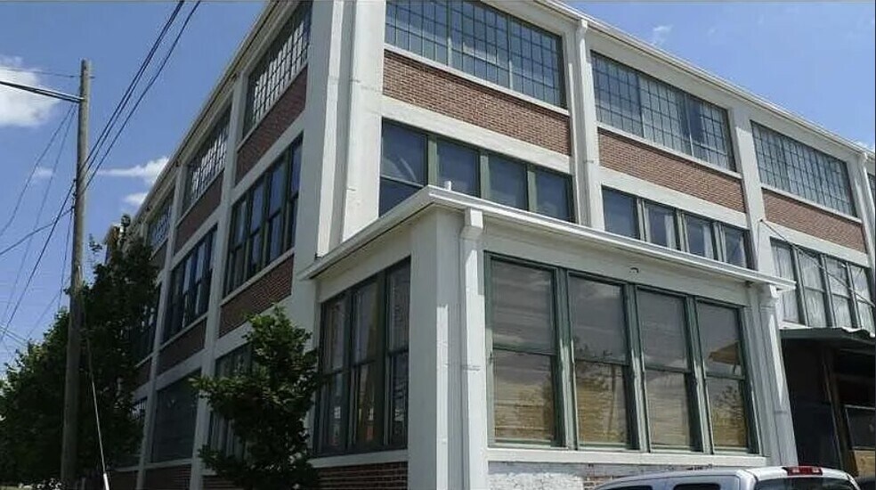 Building Photo - 881 Memorial Dr SE