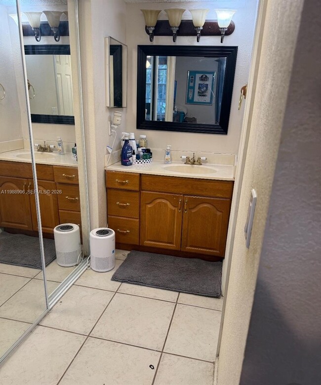 Building Photo - 9441 Live Oak Pl