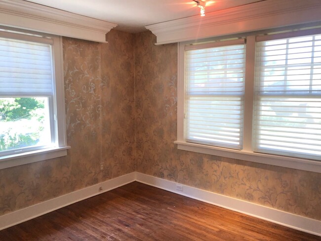 Building Photo - Beautiful 3 BR 1.5 bathroom house in histo...