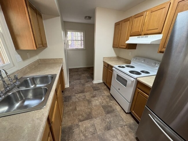 Building Photo - 11 Brookfield Dr