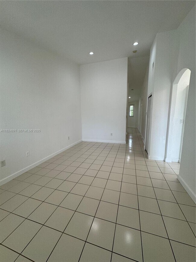 Building Photo - 1536 SE 25th St