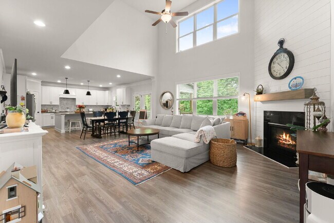 Building Photo - Stunning 6-Bed, 5-Bath home in Hudson Cove!