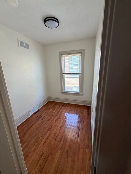 Building Photo - 1208 Elwell St