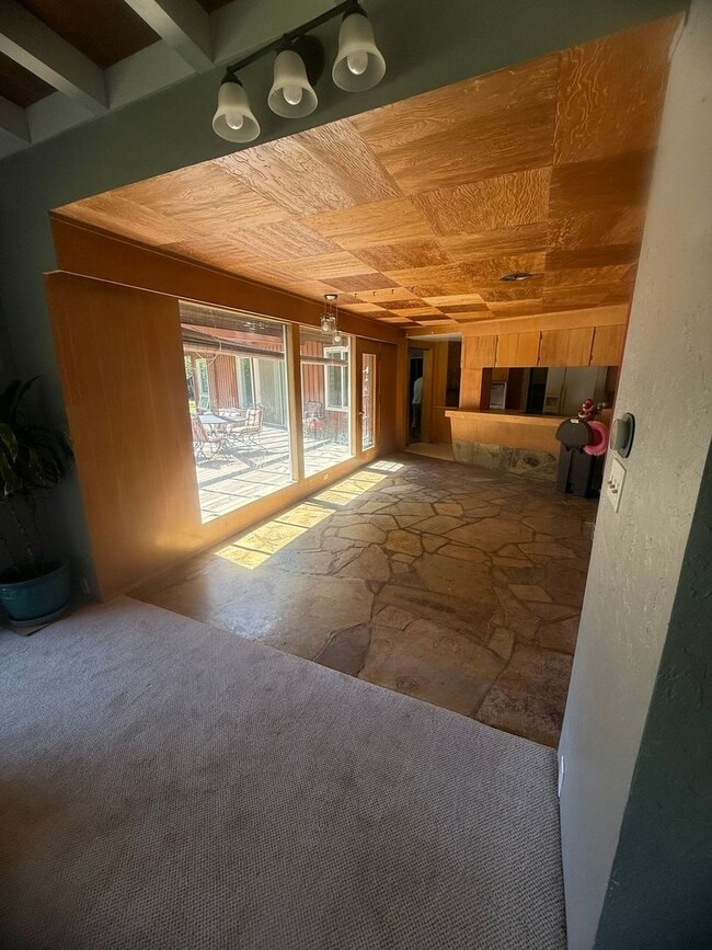 Building Photo - 9 Elkhorn Ln