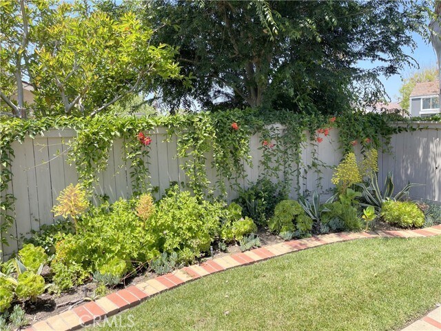 Building Photo - 17 Fallbrook