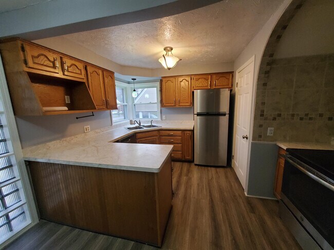 Building Photo - 85 Lyndale Dr
