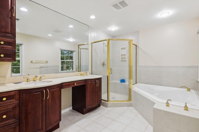 Building Photo - 5 BR 4.5 BA home with inground heated pool and extensive hardscape!