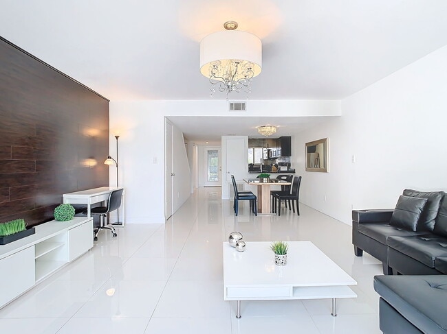Building Photo - Vineland Road, Orlando, FL 32811 - 2 BR 2....