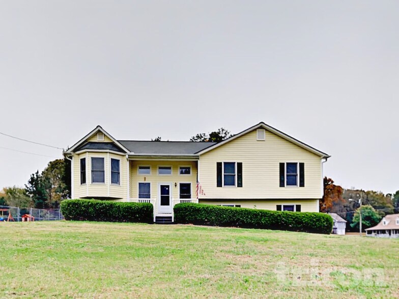 Building Photo - 15 Betty Ln