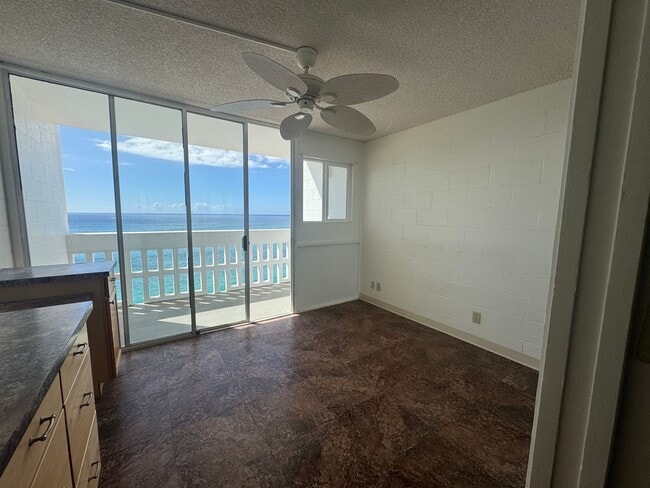 Building Photo - Oceanfront 1 Bedroom, 1 Bath - Makaha Beach Cabanas (Unfurnished)