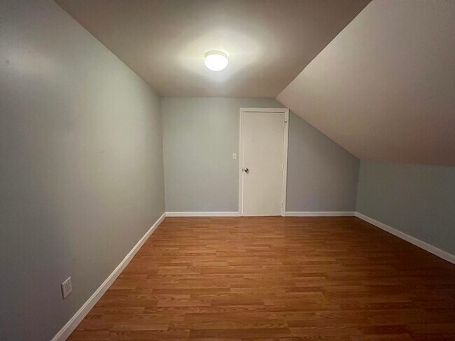 Building Photo - 552 Maple St