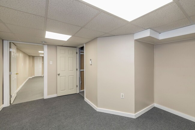 Building Photo - Renovated Ranch 3 BR/1BA/1 car garage w Fu...