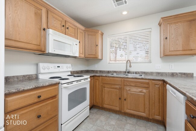 Building Photo - Sky Hawk Townhome