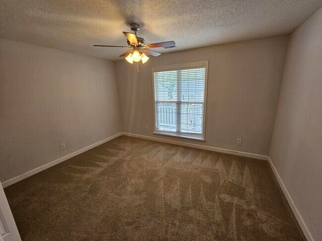 Building Photo - Elgin beauty with large bonus room