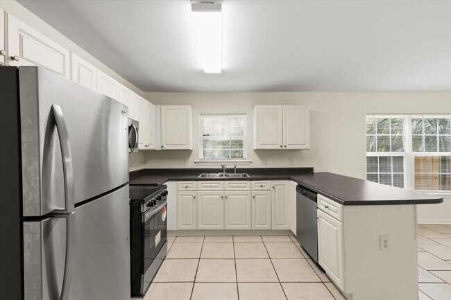 Building Photo - 735 Putnam Dr