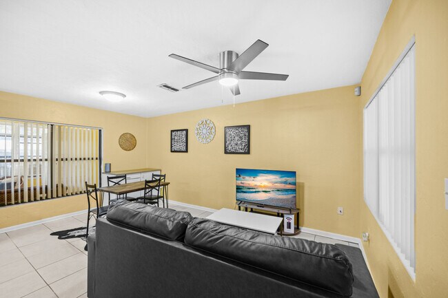 Building Photo - 1700 SW 16th Ct