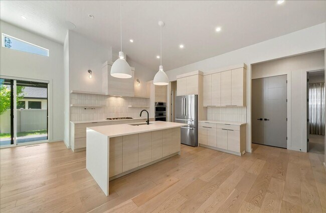 Building Photo - Modern Luxury Meets Everyday Comfort in Me...