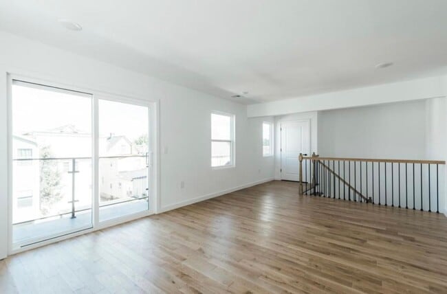Building Photo - 716 Seaport Dr.