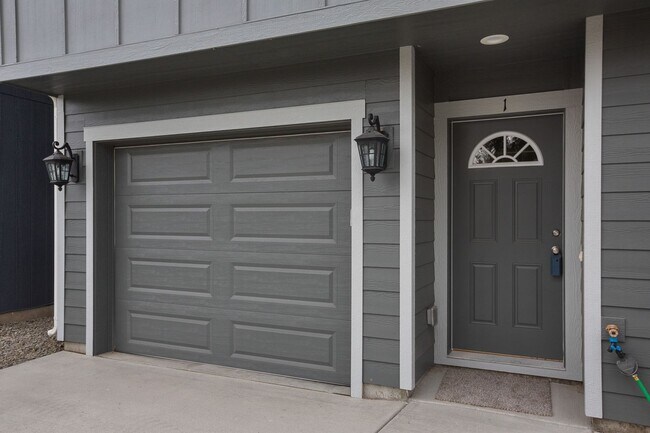 Building Photo - 3 bedroom 2.5 bathroom End Unit Modern Tow...