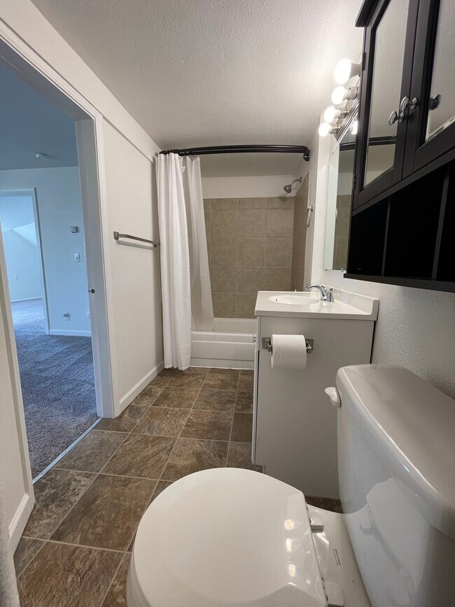 Full Bathroom - 5307 S Alaska St