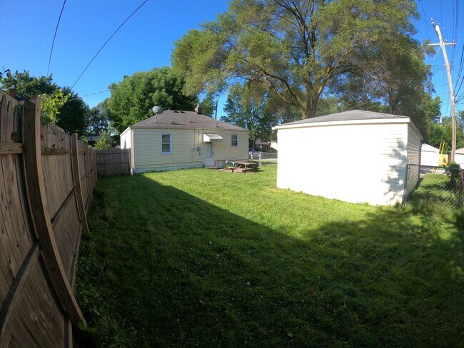 Building Photo - 2 bed 1 bath Royal Oak ranch