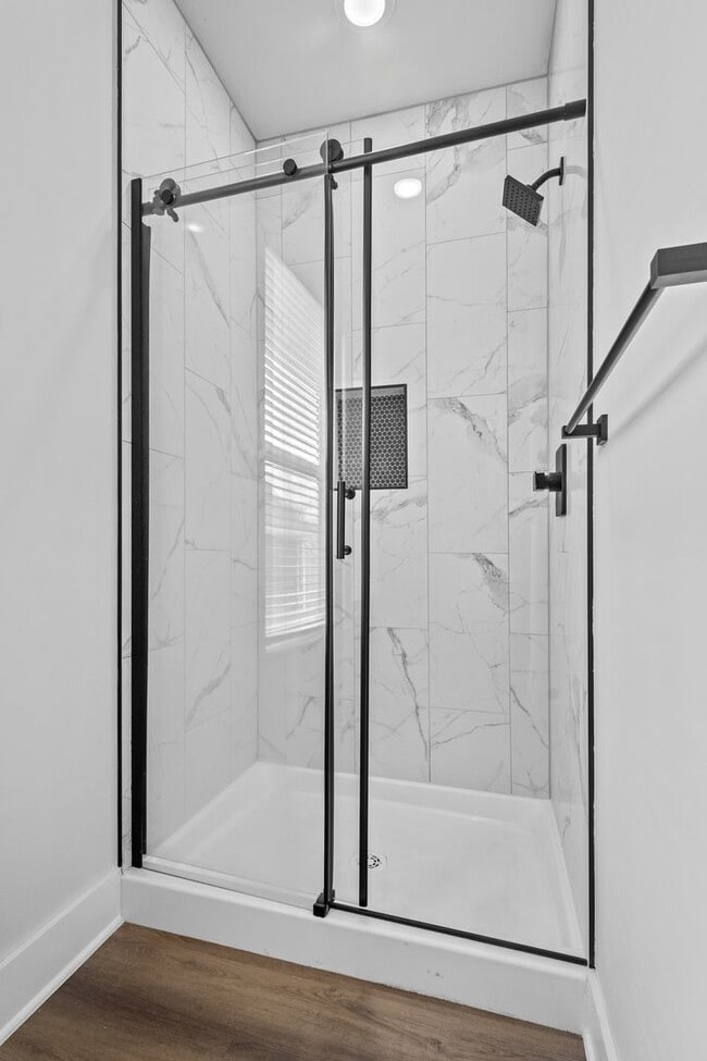 Building Photo - Beautiful and Modern Home!