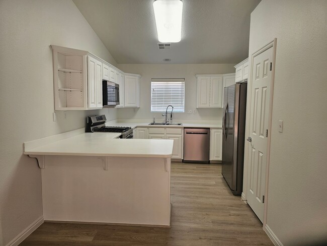 Building Photo - Remodeled Home in Hurricane- Small Pet Fri...