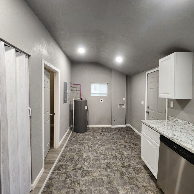 Building Photo - Centrally Located One Bedroom Duplex