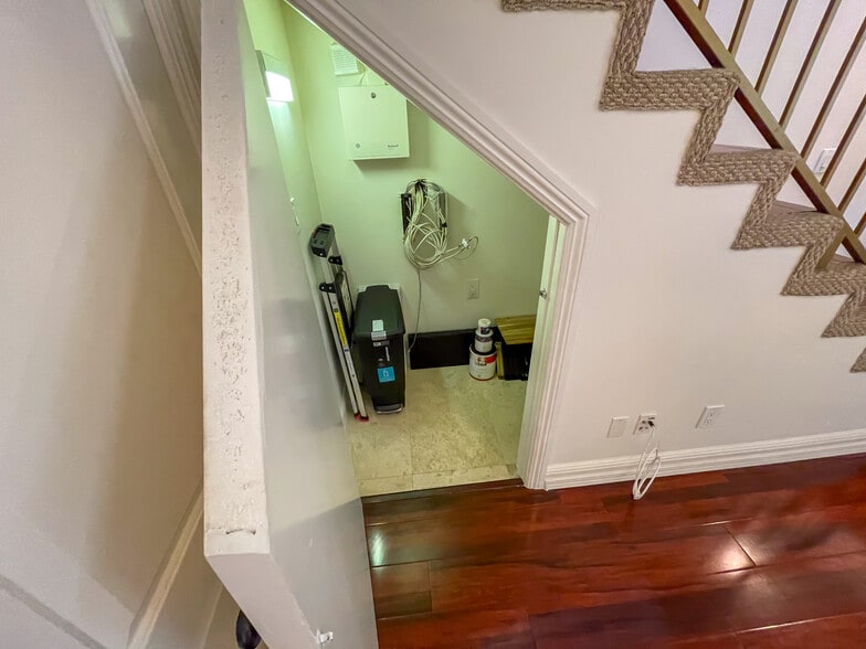 Building Photo - 2027 Beloit Ave