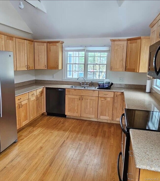 Building Photo - 4 Lloyd Point Dr