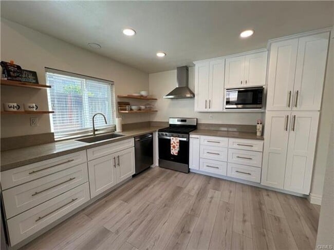 Building Photo - Beautiful Single-Story Pool Home in the He...