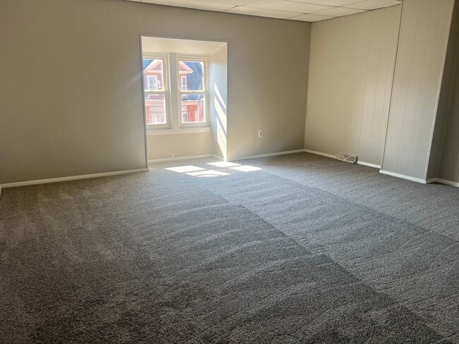 Building Photo - Large 4 bedroom 2 bath home with fenced in...