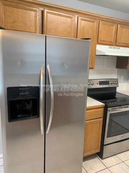 Building Photo - 890 Sunflower St