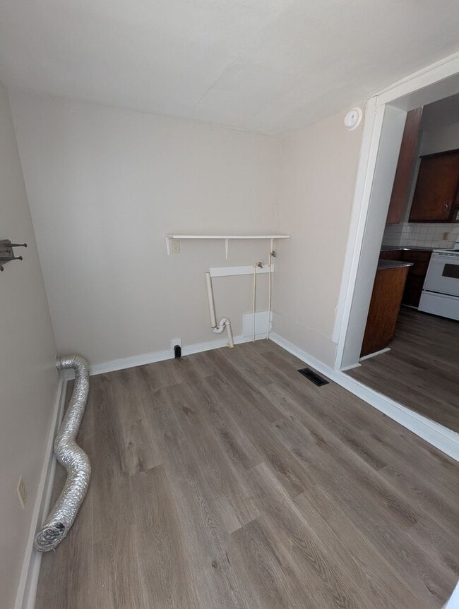 Building Photo - 2 Bedroom House