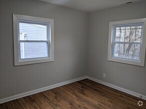 Building Photo - Remodeled, New Kitchen, Real Hardwood!