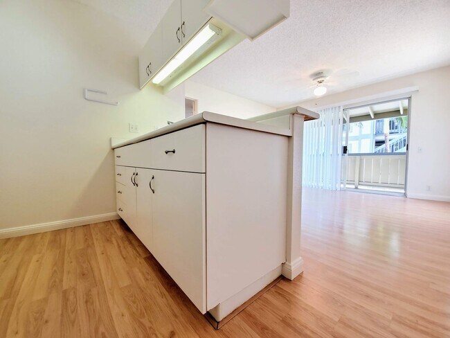 Building Photo - For Rent | 1 bedroom, 1 bath upstairs corner unit located in Sun Rise with 1 assigned parking stall