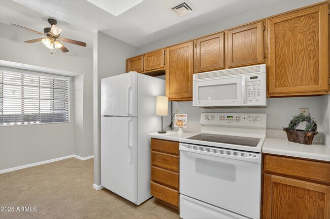 Building Photo - 930 N Mesa Dr