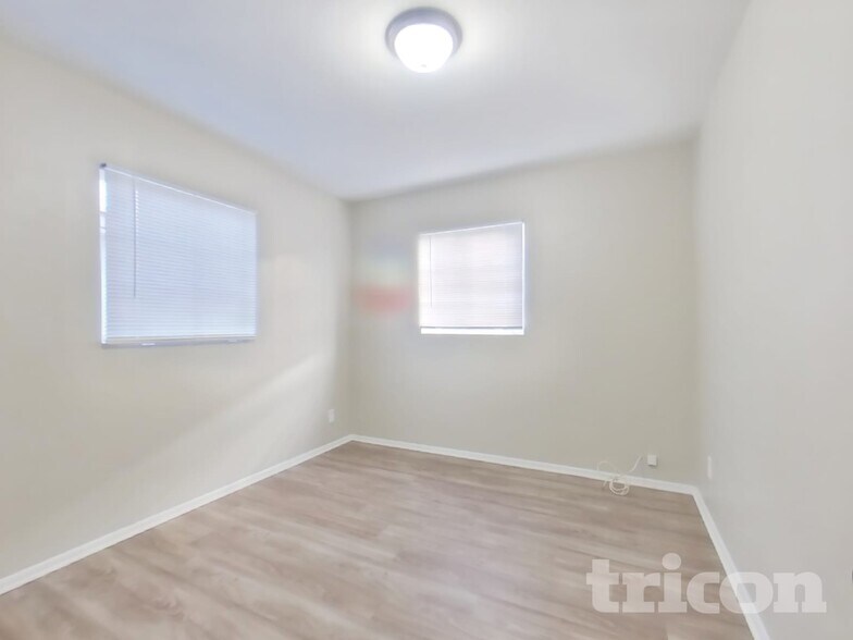 Building Photo - 120 W 8th Pl