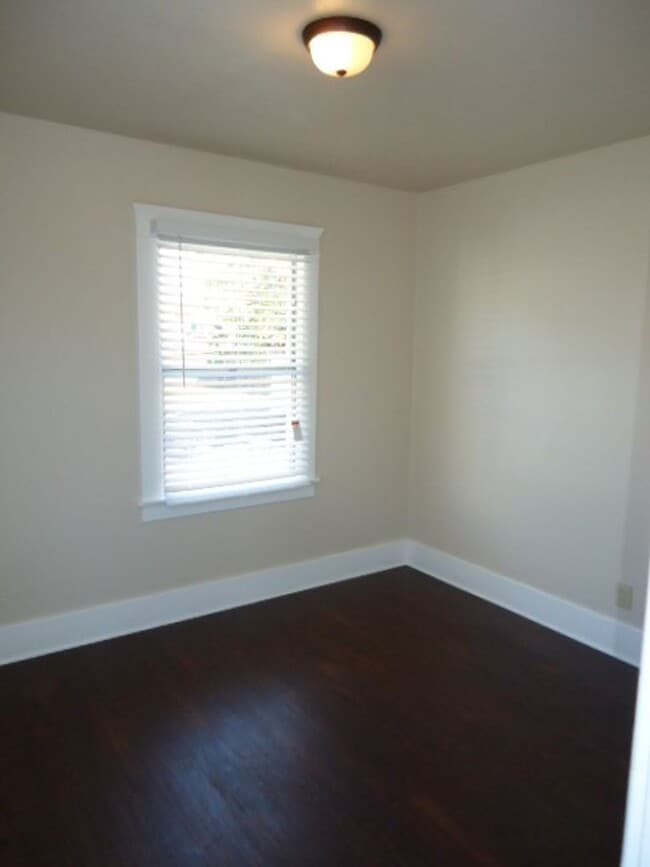 Building Photo - 2 bedroom 1 bathroom Craftsman Home locate...