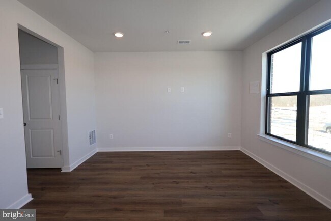 Building Photo - 5014 Henry King Wy