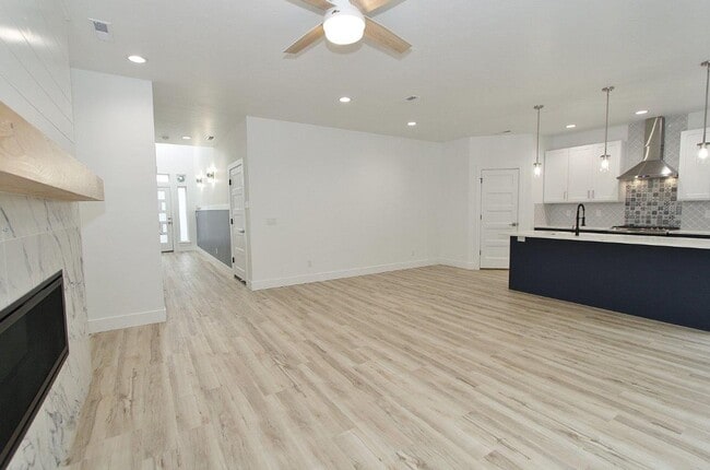 Building Photo - Immaculate Bench Home!