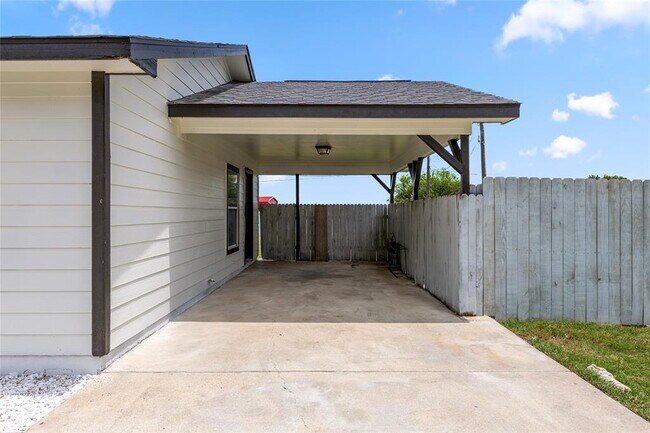 Building Photo - 108 Gm Ln