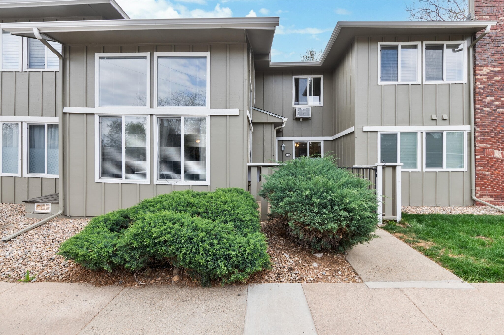 Building Photo - 857 S Van Gordon Ct