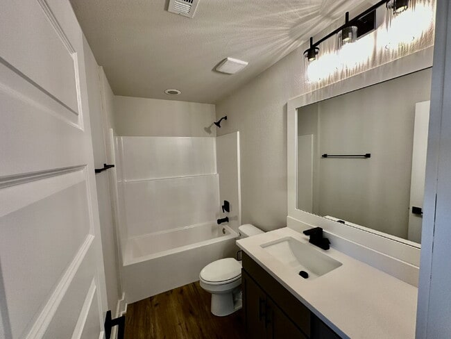 Building Photo - 2805 SW Hampshire Ave