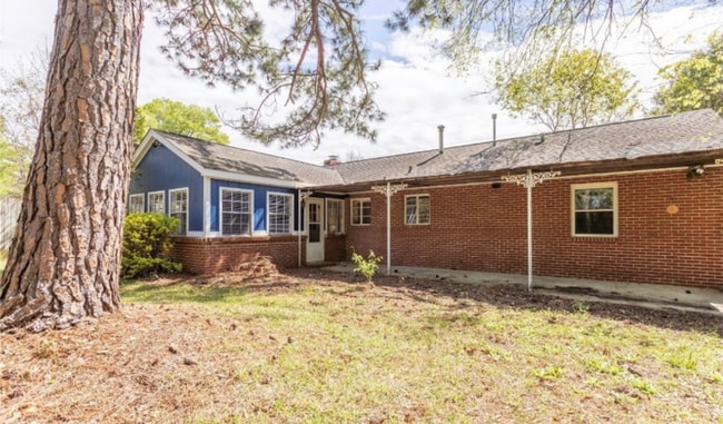 Building Photo - Charming 4 Bedroom Cottage - Recently Updated!
