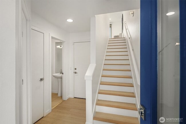 Building Photo - 3bd/2.25Ba Seattle Townhouse