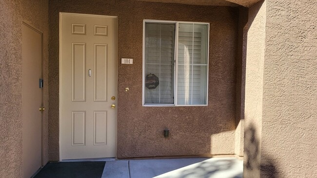 Building Photo - Downstairs Condo Near Summerlin